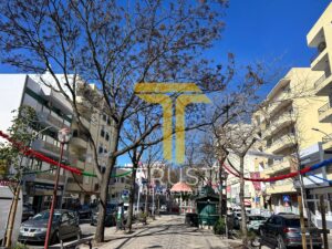 A Trust Imobiliária através do seu sistema integrado de Offmarket procura cliente para apartamento T2, situado no centro da cidade de Loulé. O apartamento é composto por 2 quartos, 1 casa de banho, cozinha, sala, Hall e corredor de distribuição. O apartamento dispõe de lugar de estacionamento na garagem. O Apartamento necessita de obras de reabilitação. Os interessados deverão contar a Trust Imobiliária.