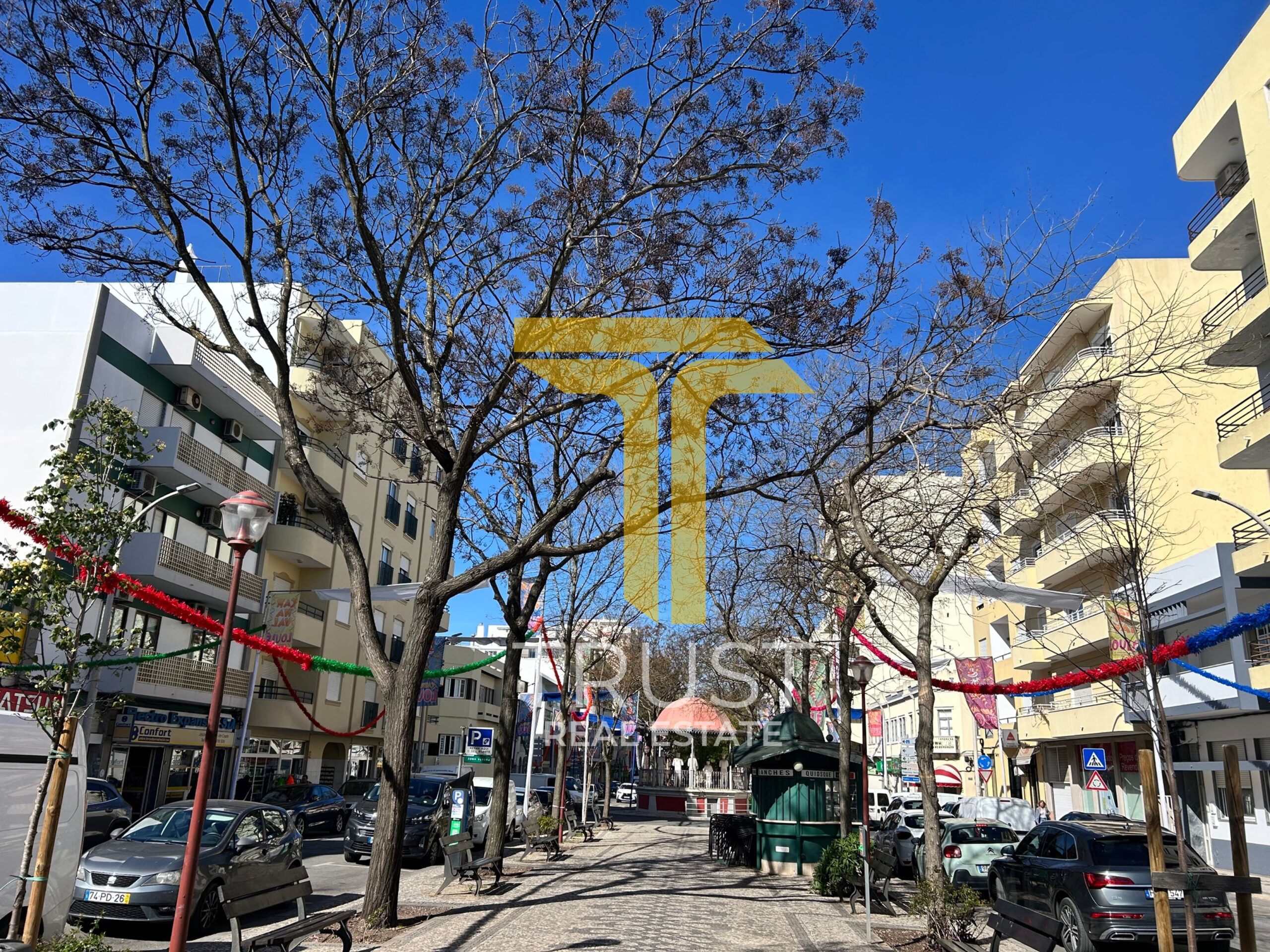 A Trust Imobiliária através do seu sistema integrado de Offmarket procura cliente para apartamento T2, situado no centro da cidade de Loulé. O apartamento é composto por 2 quartos, 1 casa de banho, cozinha, sala, Hall e corredor de distribuição. O apartamento dispõe de lugar de estacionamento na garagem. O Apartamento necessita de obras de reabilitação. Os interessados deverão contar a Trust Imobiliária.