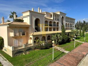 A Trust Imobiliária vende apartamento T3 localizado em zona prime de Vilamoura, a apenas poucos minutos das praias, da Marina e de vários campos de golfe. O apartamento é composto por ampla sala com lareira e varandas, 3 quartos, duas casas de banho, cozinha equipada, Hall de distribuição e terraços nos quartos. Este apartamento é servido de lugar de estacionamento e arrecadação na cave.