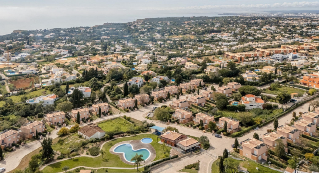 420 000€ A Trust Imobiliária vende 44 moradias em Condominuim privado no Carvoeiro, Algarve