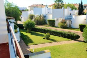 A Imobiliária Trust vende Moradia geminada T2. A moradia está distribuída por dois pisos, composta por sala de estar e de jantar em open Space com cozinha equipada, duas casas de banho, quartos e varandas. A moradia está equipada com ar condicionado e dispõe de estacionamento no exterior.