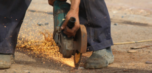 Que tipos de danos e despesas estão cobertos pelo seguro de acidentes de trabalho? O seguro cobre, entre outros as Despesas médicas e hospitalares (consultas, cirurgias, medicamentos), Indemnização por incapacidade temporária (perda de salário enquanto o trabalhador não pode trabalhar), Pensões por incapacidade permanente, Indemnização em caso de morte (para familiares), Despesas de reabilitação e transporte relacionadas com o acidente. Trust Seguros