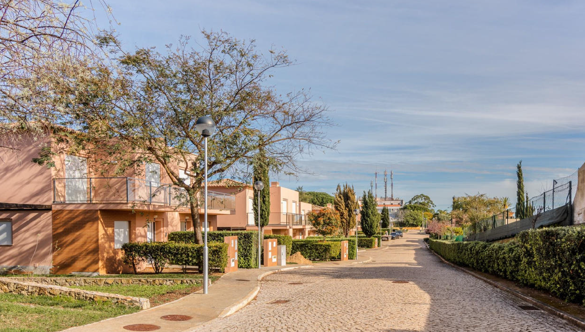 Moradia T2 + 1 para venda no Carvoeiro. O investidor tem a possibilidade de adquirir a/as moradias para habitação própria e permanente, para viver num determinado período e rentabilizar o restante ou unicamente para pura rentabilidade. O enquadramento deste empreendimento é sinónimo de segurança e conforto, oferece receção 24 horas, bar, piscina comum, piscina infantil e parque infantil, proporcionando uma experiência de vida completa e exclusiva. Trust Imobiliaria