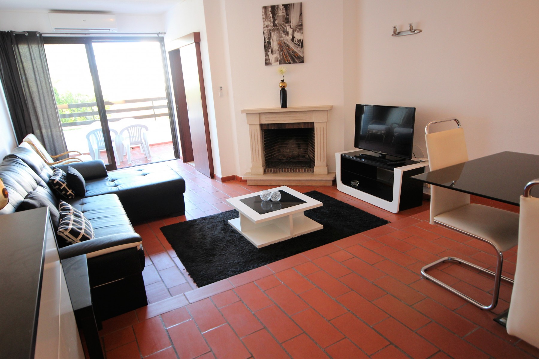 Moradia em banda localizada em zona consolidada e residencial de Vilamoura, composta por 2 quartos, cozinha equipada, sala de jantar e estar e casa de banho. A moradia situa se a 5 minutos das praias e centro de Vilamoura. Trust Imobiliaria