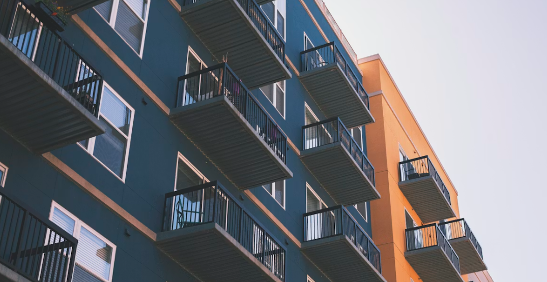 De facto a “ordem de chegada” é tão determinante para o sucesso do negócio que nem sempre o mercado é justo. 

Por norma a imobiliária que chega em primeiro ao contacto com o cliente vendedor está em vantagem em relação á concorrência, isso é um facto, contudo, será que o cliente vendedor e comprador tem a beneficiar com isso?

Se a mediador estiver munida e capacitada de informações e competências, sem dúvida. 

Todavia, muitas vezes não acontece, e o mercado sofre com isso. 

O preço é baseado numa comparação desalinhada, numa comissão, numa necessidade ou até mesmo por desequilíbrio conjunturante.



Se quiser vender o seu imóvel, recorra a uma mediadora que se  baseie em fatos e análises realistas, sob pena que o imóvel ficar demasiado tempo no “mercado”, a correr o risco de ficar “queimado” e alvo de especulações.



Tente o Offmarket, recorra a uma mediadora que atue por baixo do radar, que não faça ruído e que proteja o seu património de forma confidencial.