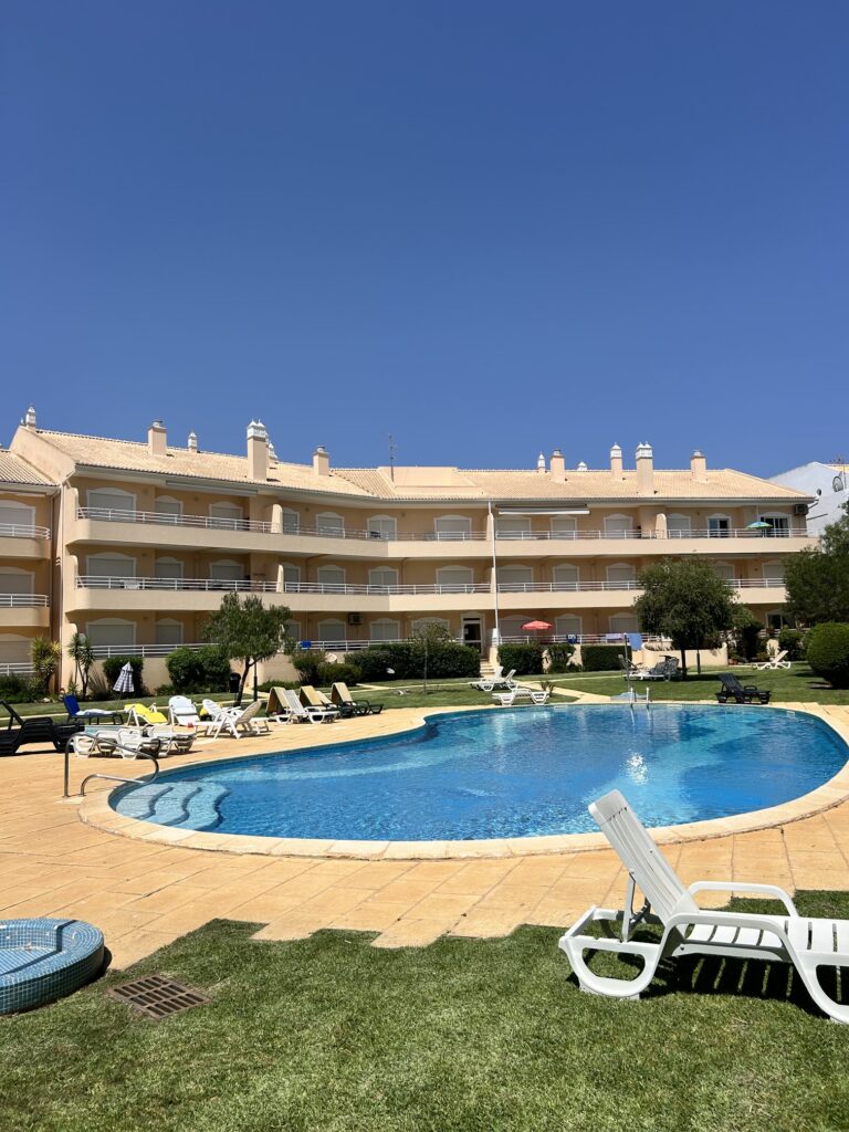 473 000 € Apartamento T2 para venda em Vilamoura, Algarve – Trust Imobiliaria
