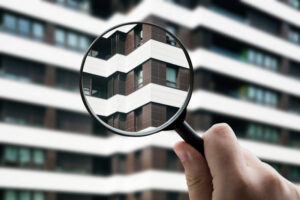 Ter um parceiro local faz toda a diferença na gestão da sua propriedade e do seu investimento. A gestão de uma propriedade vai muito além da manutenção ou da sua rentabilização. Conhecer o território, a dinâmica da região e as expectativas de quem a visita é um fator que pode influenciar diretamente os resultados. Um parceiro com conhecimento profundo do ambiente onde a propriedade está inserida consegue, antecipar necessidades e encontrar soluções de forma mais rápida, trabalhar com uma rede de fornecedores locais de confiança, aconselhar estratégias alinhadas com a procura e as características do destino e garantir uma gestão mais próxima, eficiente e adaptada à realidade local. Mais do que gerir um imóvel, trata-se de potenciar o seu valor e criar experiências positivas para proprietários e hóspedes. Quando o conhecimento local se alia à experiência em gestão, o resultado é um serviço mais eficaz, maior tranquilidade para o proprietário e uma propriedade mais competitiva no mercado. trust management algarve