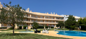 Apartamento T2 para venda em Vilamoura, trust Imobiliaria, T2 com piscina. 2-bedroom apartment for sale in Vilamoura, Trust Imobiliária; 2-bedroom unit with a swimming pool.
