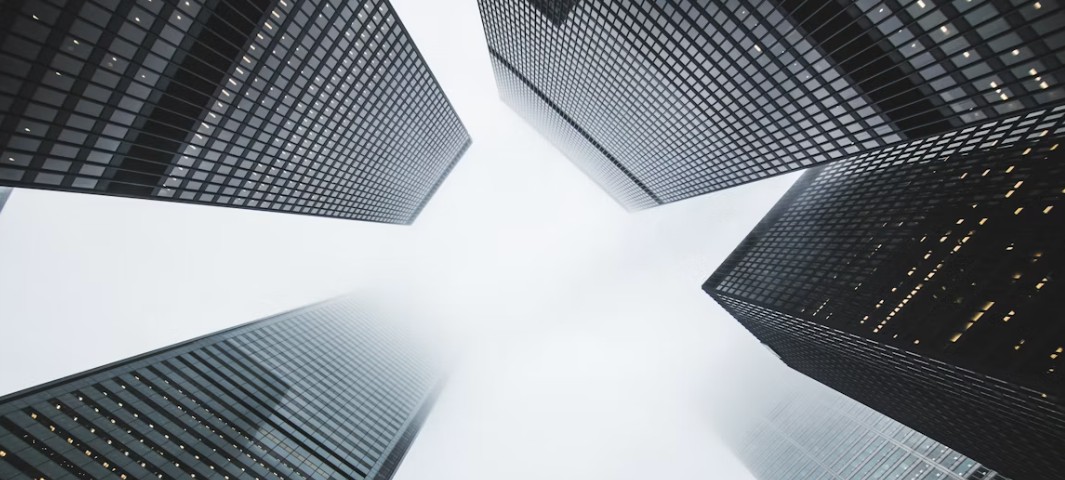 Há negócios imobiliários que não precisam de exposição — precisam de estratégia, discrição e confiança. Somos uma empresa de mediação imobiliária focada em proteger os interesses dos nossos clientes e em criar oportunidades através de uma abordagem Off-Market, onde a informação certa chega às pessoas certas, no momento certo. Trabalhamos com discrição, sem ruído e sem exposição desnecessária. Privilegiamos relações de confiança, conhecimento de mercado e uma seleção criteriosa de compradores e investidores, protegendo o valor do imóvel e a privacidade de quem vende. Não procuramos estar em todo o lado. Procuramos estar onde realmente importa. Porque, no imobiliário, um negócio bem protegido não precisa de fazer barulho para ser um grande negócio. Trust Imobiliária